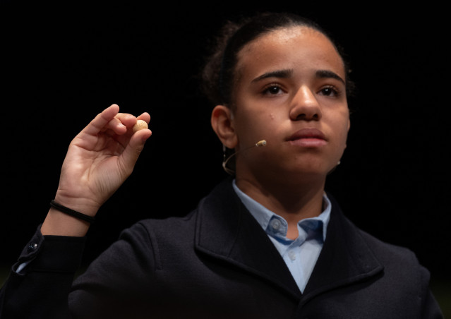 Natalia Rodríguez Liriano canta un quinto premio, el número 45.353, durante el Sorteo Extraordinario de la Lotería de Navidad 2023 en el Teatro Real de Madrid, a 22 de diciembre de 2023, en Madrid (España). El sorteo se celebra en esta ocasión con aforo c