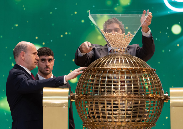 Varios hombres preparan el bombo para el Sorteo Extraordinario de la Lotería de Navidad 2023 en el Teatro Real de Madrid, a 22 de diciembre de 2023, en Madrid (España). Hoy se celebra el Sorteo Extraordinario de Navidad 2023, con el que el Estado reparte