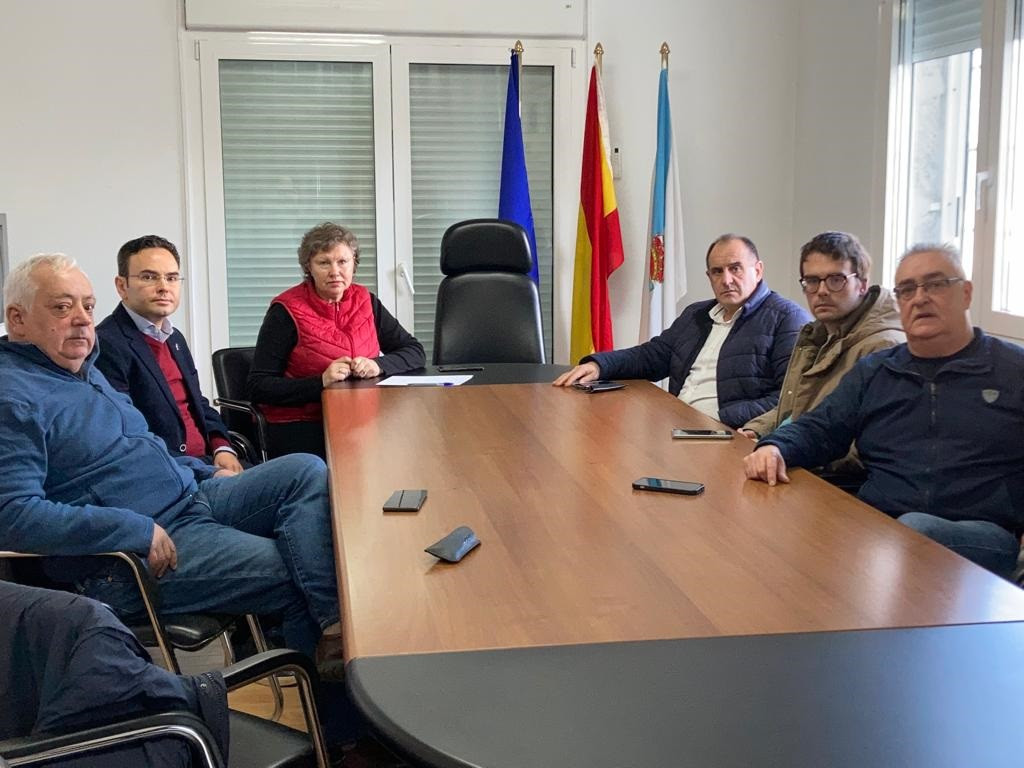 Alcaldes del área del PAC de Castro Caldelas se reúnen con el presidente del Colegio Oficial de Farmacéuticos de Ourense.