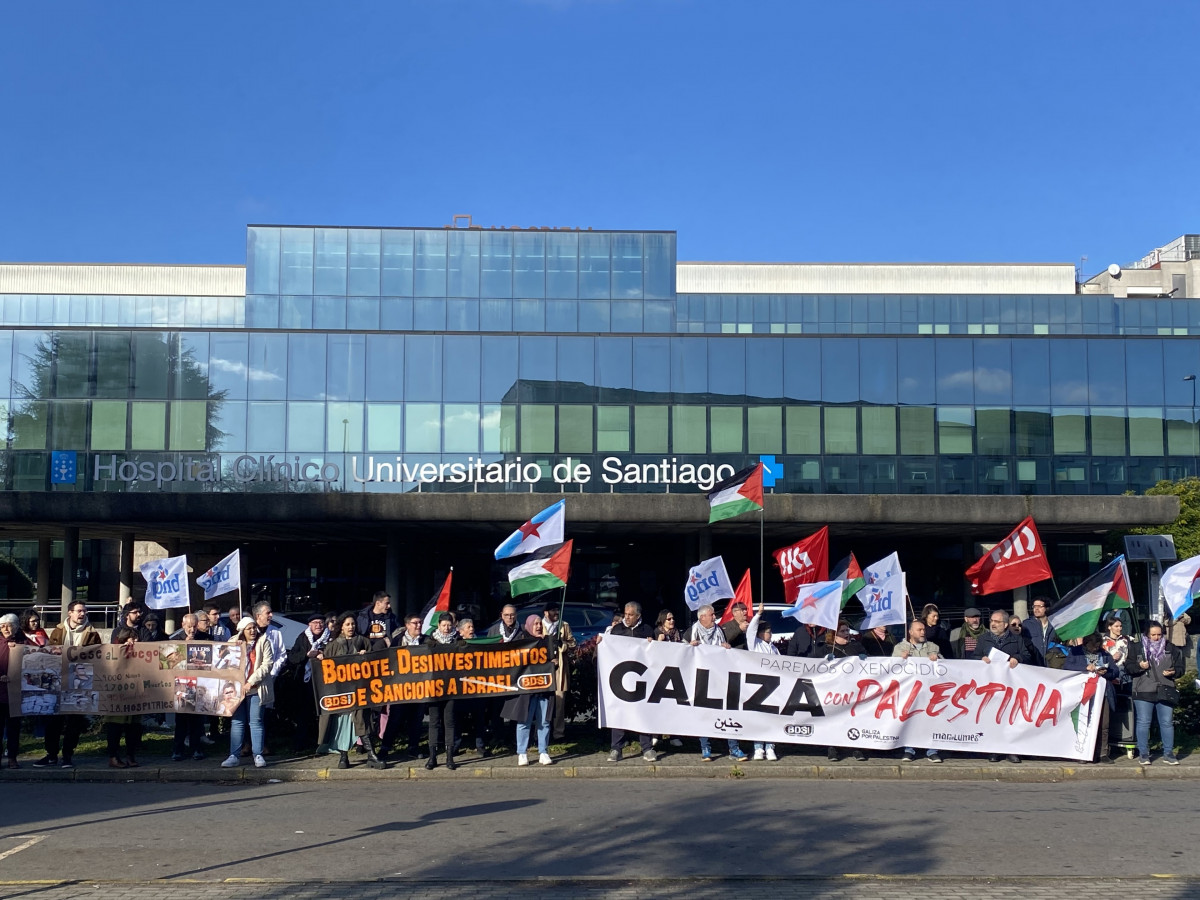 Sanitarios y asociaciones en defensa de Palestina se concentran frente al Hospital Clínico de Santiago de Compostela.