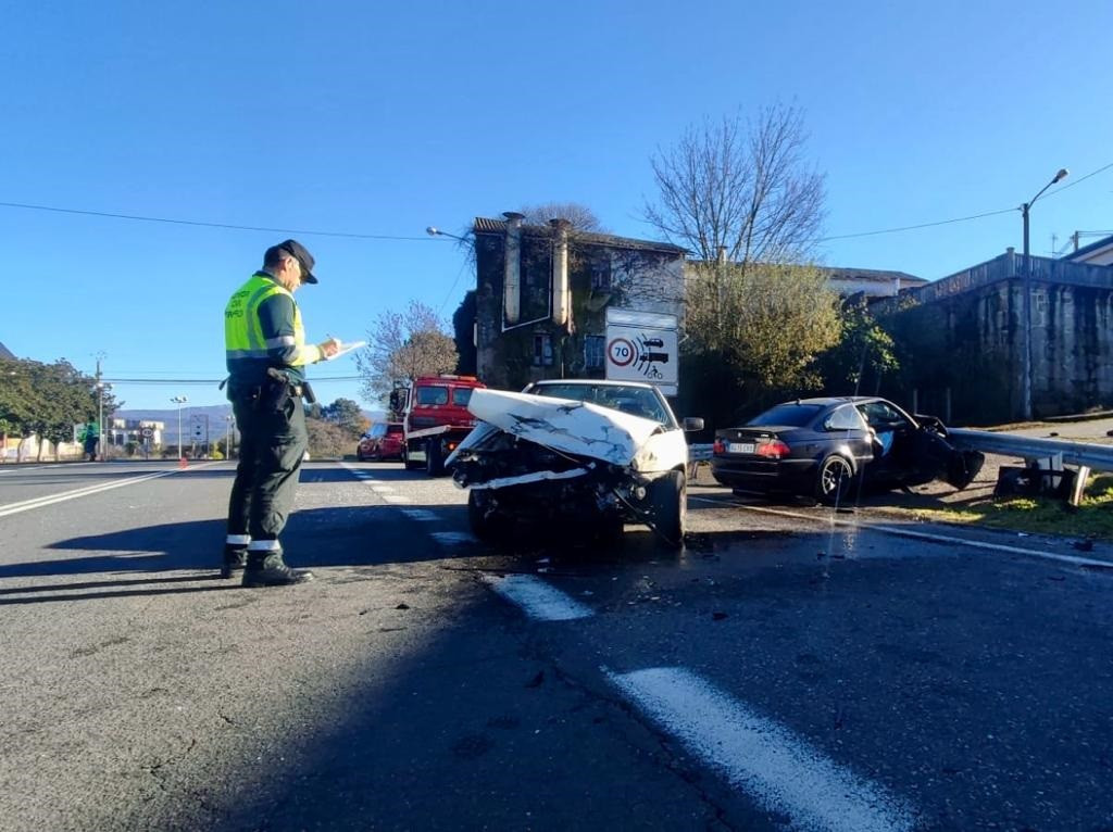Colisión entre dos vehículos en Coles (Ourense).