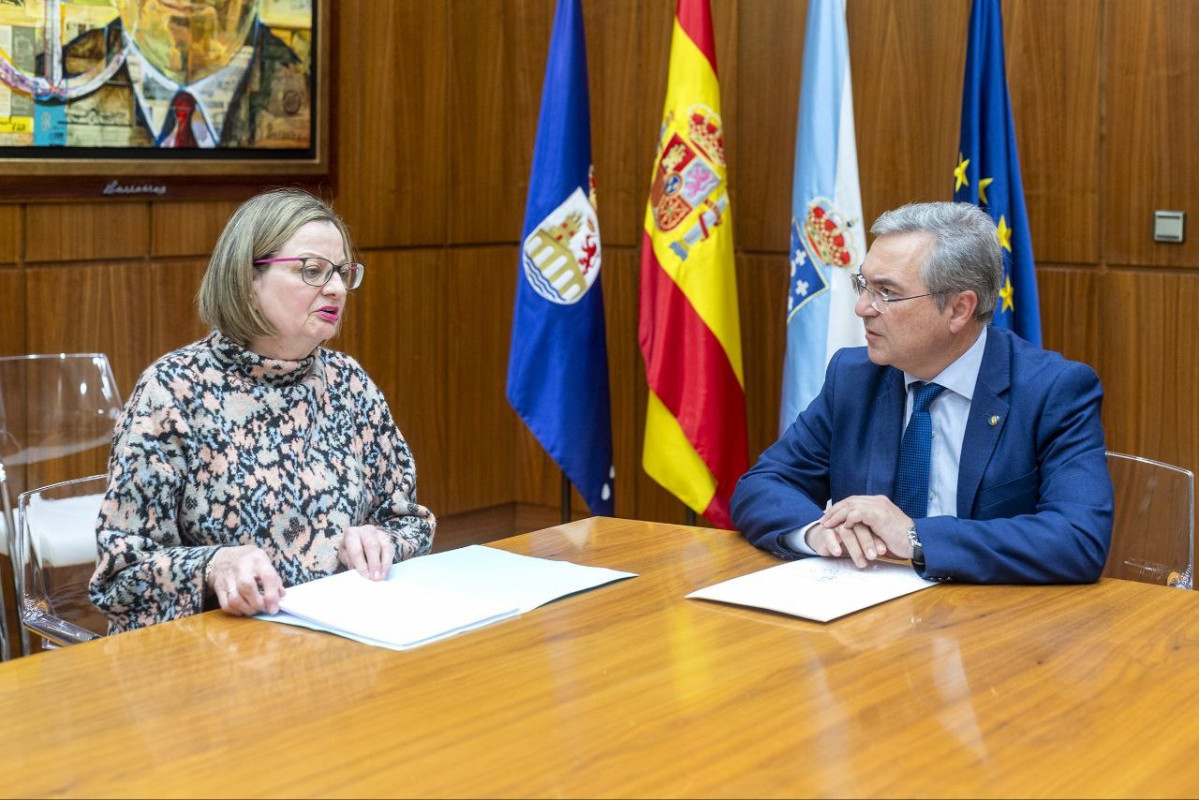 El presidente de la Diputación de Ourense, Luis Menor, y la presidenta del GDR Valdeorras, María del Carmen González, mantienen una reunión en el Pazo Provincia.L