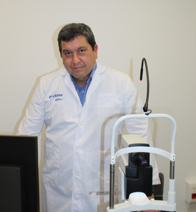 El doctor Javier Moreno Manresa, oftamólogo de Vithas Cadarso.