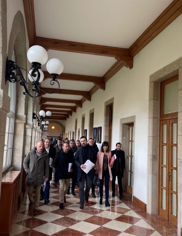 El portavoz del PP en la provincia de Lugo, Antonio Ameijide, acompañado por representantes del partido en los ayuntamientos, en su llegada al pleno de la Diputación Provincial. En Lugo, a 26 de diciembre de 2023.