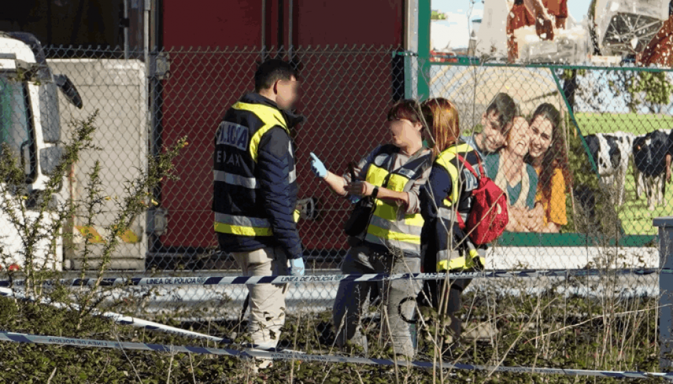 Agentes de la Policía Científica esta mañana en el Polígono de A Grela en el descampado del tiroteo en una foto de EP