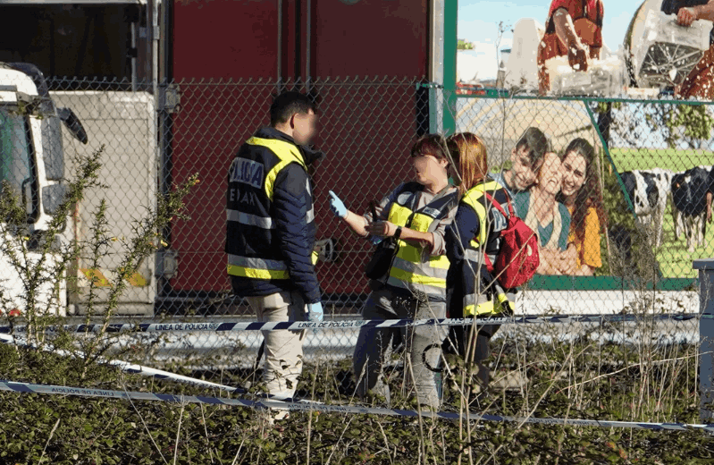 Agentes de la Policía Científica esta mañana en el Polígono de A Grela en el descampado del tiroteo en una foto de EP