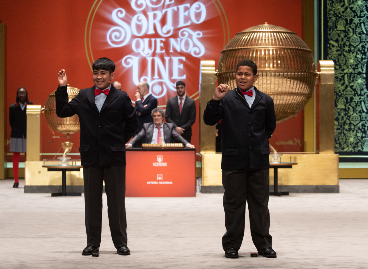 Archivo - Dos niños de la residencia de San Ildefonso cantan uno de los quintos premios del Sorteo Extraordinario de la Lotería de Navidad 2022, el número '38454', en el Teatro Real de Madrid, a 22 de diciembre de 2022, en Madrid, (España). El sorteo se c