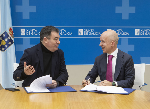 El conselleiro de Cultura, Educación, FP e Universidades, Román Rodríguez, y el director xeral de  Feuga, Francisco Javier Pereiro Pérez, acuerdan colaborar para la cotización de las prácticas del alumnado gallego de Formación Profesional.