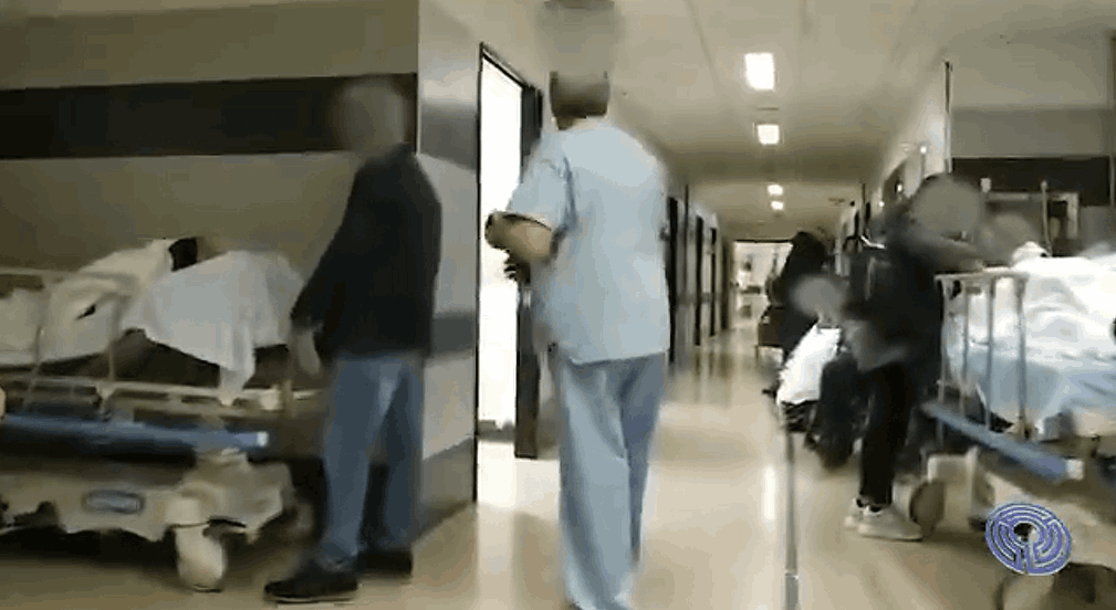 Pacientes con ingreso en planta firmado esperando en camillas en los pasillos el 27 de diciembre en una imagen del Facebook de la Asociaciu00f3n de Pacientes y Usuarios del Chus