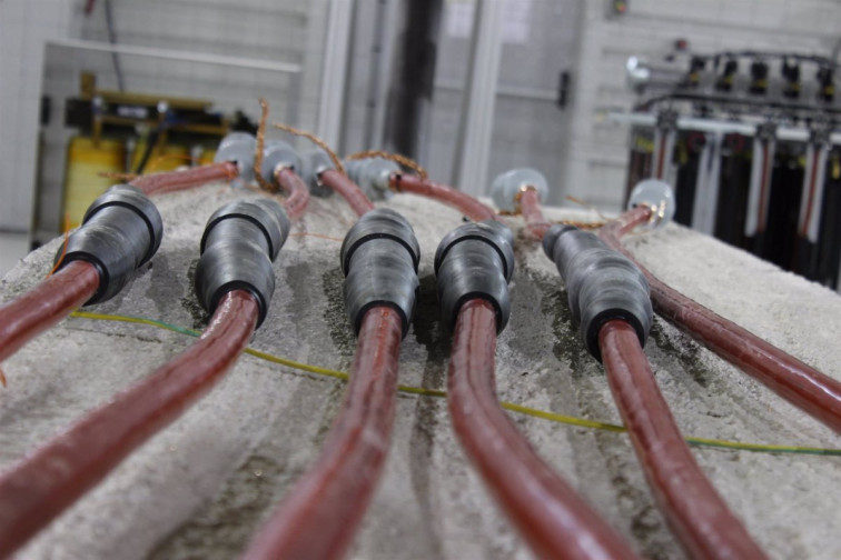 Los vecinos de la Illa de Arousa, sin luz al incendiarse el cableado del puente