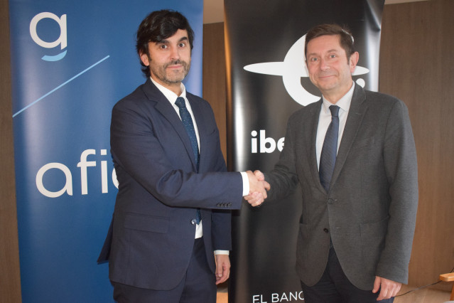 El director de oficina de Ibercaja en A Coruña, Iván Arijon, y el presidente de Afigal, Manuel Galdo, han firmado este jueves el acuerdo de colaboración