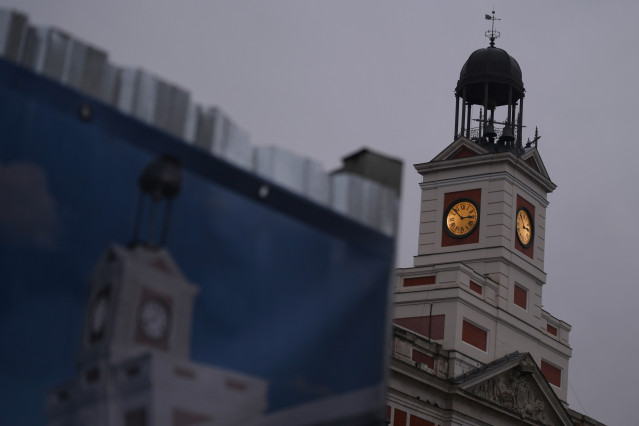 Archivo - El Reloj de la Puerta del Sol durante su puesta a punto visto desde fuera, a 20 de diciembre de 2022, en Madrid (España). El relojero Jesús López Terradas es el encargado del mantenimiento y la puesta a punto de la maquinaria del reloj, y destac
