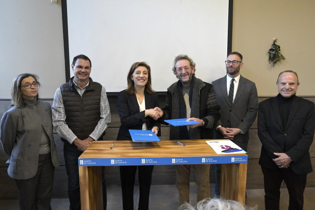 Archivo - La vicepresidenta segunda y conselleira de Medio Ambiente, Territorio e Vivenda, Ángeles Vázquez, firma un protocolo de colaboración comn la Confederación Gallega de Empresarios de Hostelería