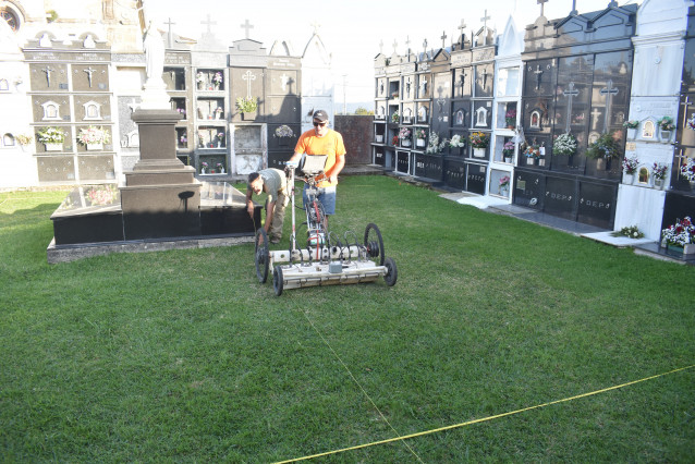 Trabajos en la fosa del Cementerio do Val de Narón.