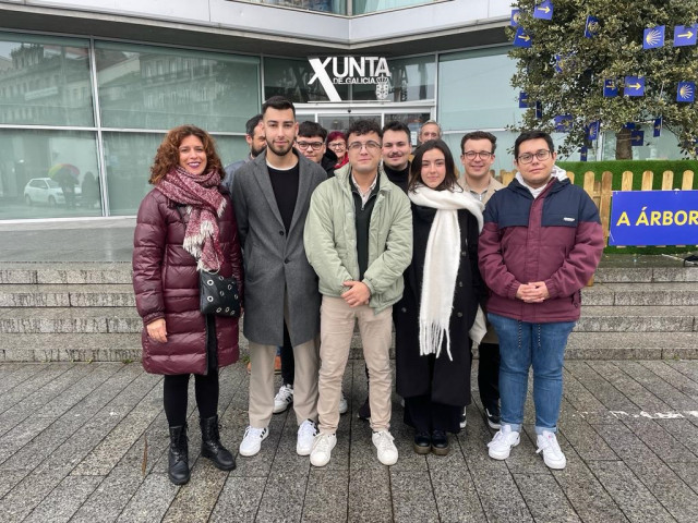 Xuventudes Socialistas piden en Vigo una mejora de las condiciones del Carné Xove y de la Tarxeta Xente Nova.