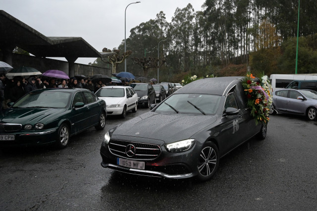 Un coche fúnebre a su llegada al entierro del joven de 22 años que fue apuñalado en una reyerta el día de Nochebuena.