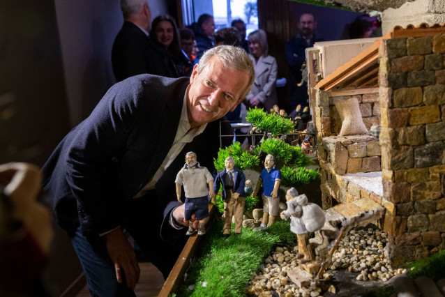El presidente de la Xunta, Alfonso Rueda, visita el Belén Artesanal de Valga.