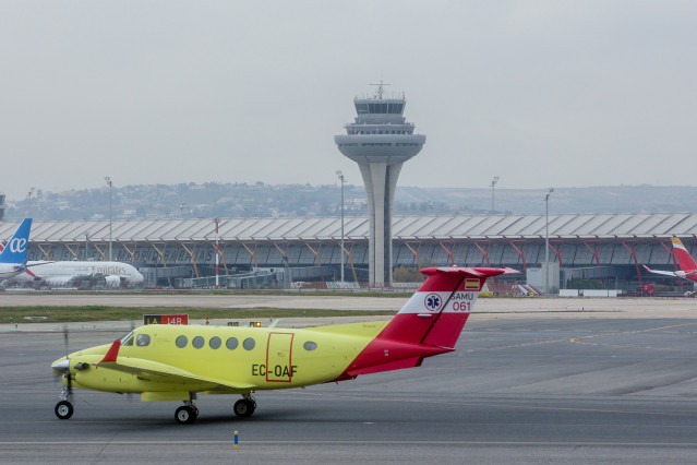 Un avión ambulancia del SAMU 061 en el aeropuerto Adolfo Suárez Madrid-Barajas, a 2 de enero de 2024, en Madrid (España). UGT ha convocado una huelga de los trabajadores de las torres de control de plataforma del aeropuerto Adolfo Suárez Madrid-Barajas de