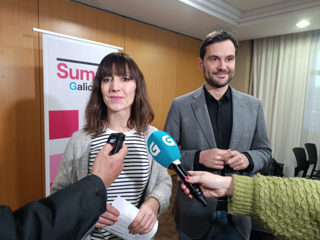 La coordinadora de Proxecto de País de Sumar Galicia, Rocío Núñez, y el portavoz, Paulo Carlos López, en declaraciones a los medios