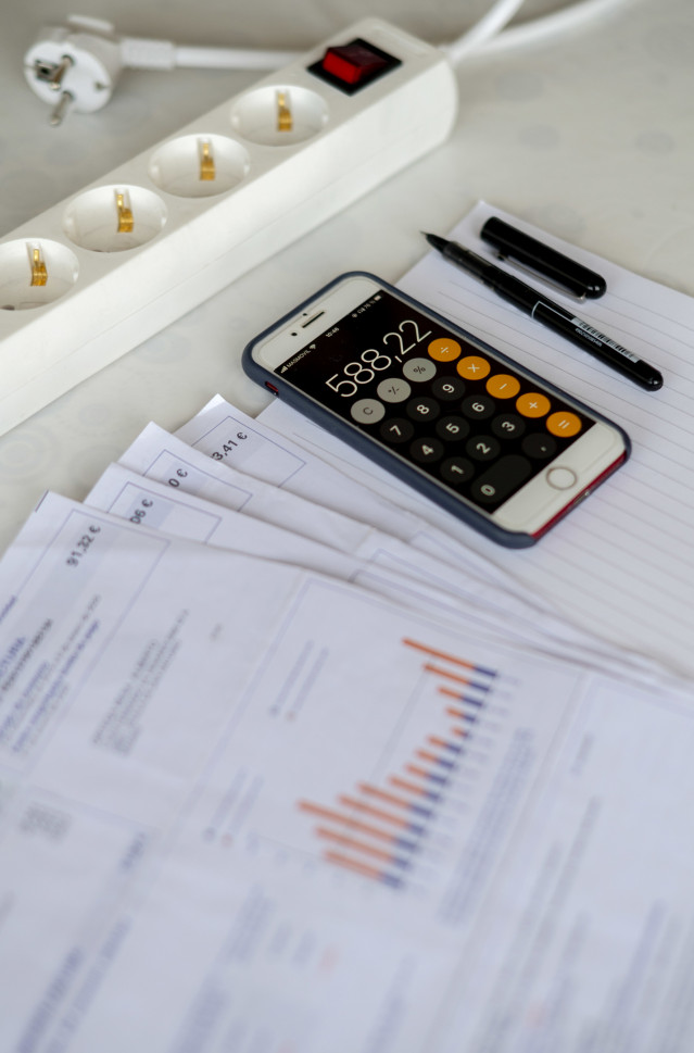 Archivo - Una calculadora, una factura de la luz y una largadera, a 3 de enero de 2022, en Madrid, (España). El precio medio de la electricidad en el mercado mayorista vuelve a subir hoy, en concreto un 9,88% con respecto al precio del día anterior. Esta