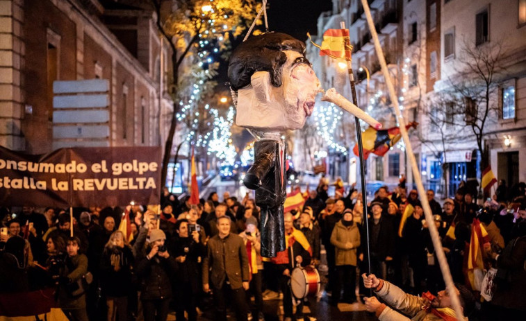 ¿Tiene la misma pena hacer rimas contra Juan Carlos I que apalear una piñata de Pedro Sánchez?