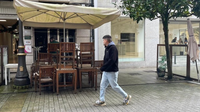 Un transeúnte camina frente a la entrada del Café Reina, el local que sufrió este miércoles un incendio que afectó al interior de sus instalaciones. En Lugo, a 3 de enero de 2024.