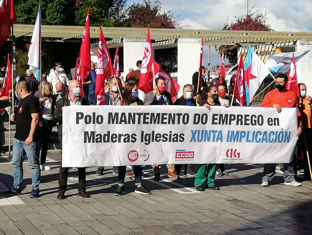Archivo - Trabajadores de Maderas Iglesias se manifiestan en Vigo.