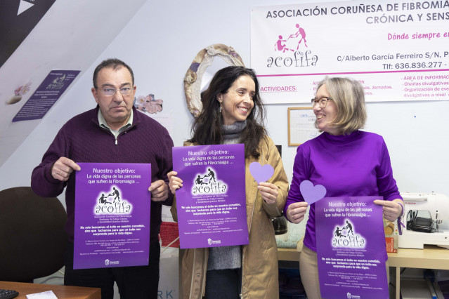 La concejala del área de Bienestar Social de A Coruñal, Yoya Neira, visitó hoy la sede de la Asociación Coruñesa de Fibromialgia