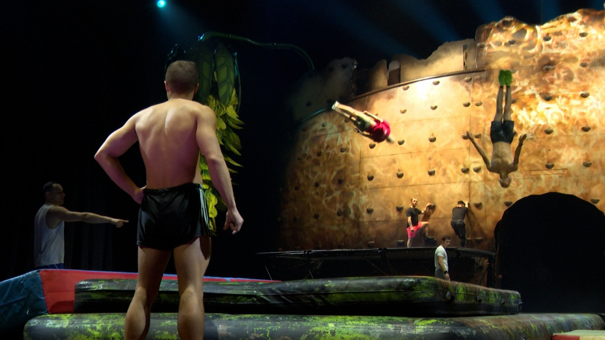 El Cirque du Soleil se prepara para su espectáculo 'Ovo' en el Multiusos Fontes do Sar de Santiago.