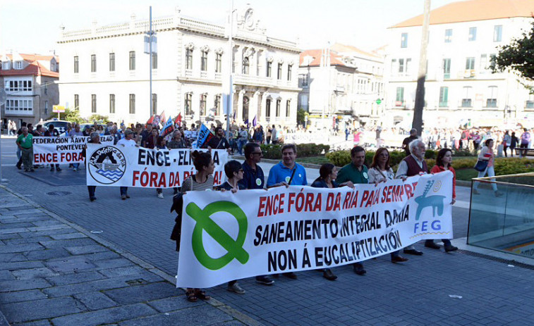 Unha multitudinaria marcha pide o peche de Ence en Pontevedra e o fin da 