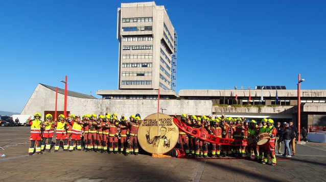 Protesta del colectivo Vigo Sen Bombeiros en la Praza do Rei, donde han simbolizado la devolución al alcalde de la Medalla de Oro de la ciudad concedida en 2009 al colectivo, para denunciar la 