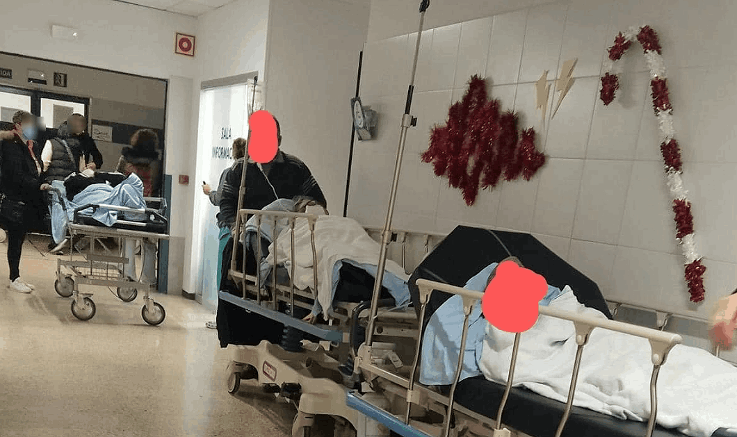 Pacientes con ingreso en planta firmado esperando en camillas en los pasillos de Urgencias el 29 de diciembre en una imagen del Facebook de la Asociaciu00f3n de Pacientes y Usuarios del Chus