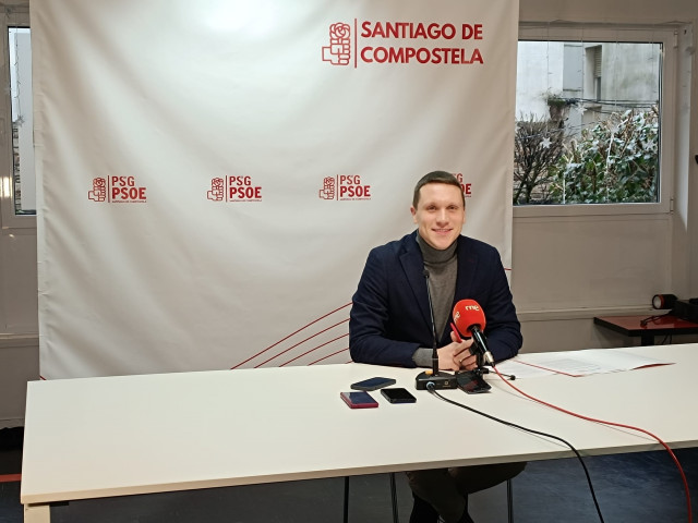 El secretario xeral del PSOE de Santiago, Aitor Bouza, en rueda de prensa