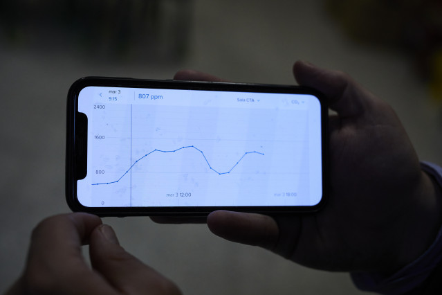 Archivo - Un teléfono móvil informa sobre la calidad del aire en el colegio La Salle La Paloma, en Madrid (España), a 3 de noviembre de 2020. El colegio La Salle La Paloma y Murprtotec (empresa líder en Europa en el tratamiento contra las humedades estruc