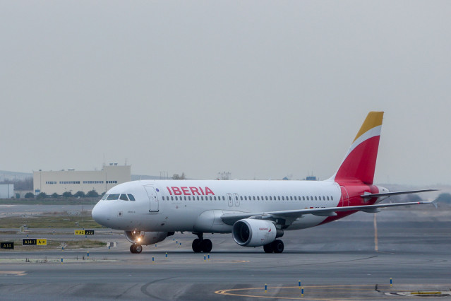 Un avión de la aerolínea Iberia en el aeropuerto Adolfo Suárez Madrid-Barajas, a 2 de enero de 2024, en Madrid (España). UGT ha convocado una huelga de los trabajadores de las torres de control de plataforma del aeropuerto Adolfo Suárez Madrid-Barajas des