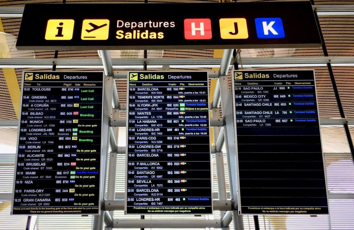 Panel de informaciu00f3n en un aeropuerto
