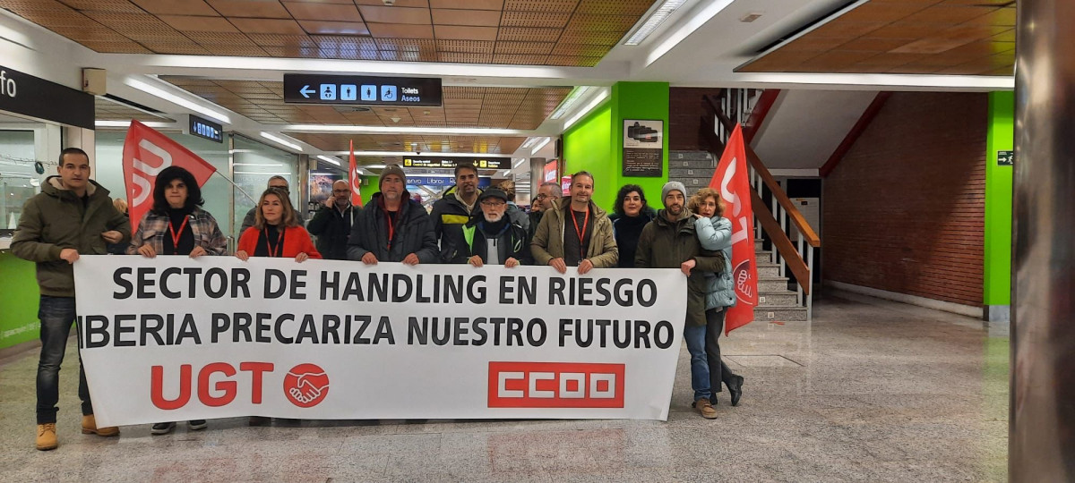 Huelguistas de la movilizaciu00f3n de handling de Iberia en una foto de CCOO