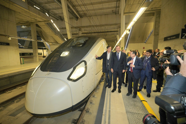 (I-D) El candidato del PsdeG a la Xunta, Xosé Ramón Gómez Besteiro; el ministro de Transportes y Movilidad Sostenible, Óscar Puente y el alcalde de Vigo, Abel Caballero, tras la llegada del primer Avril en pruebas a la estación Vigo, a 5 de enero de 2024.