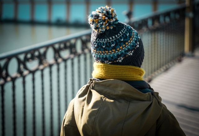 Un niño abrigado con gorro y bufanda. A 19 de diciembre de 2023, en Sevilla (Andalucía, España). Más frío con bajadas de temperaturas en vísperas del inicio del invierno.