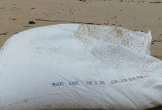 Saco de pellets de plu00e1stico en una playa de Muros en una foto de Noia Limpa