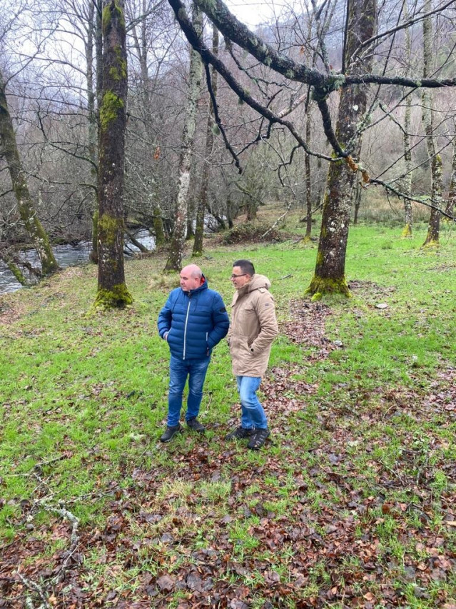El conselleirodo Medio Rural, José González, en una visita a Laza (Ourense).