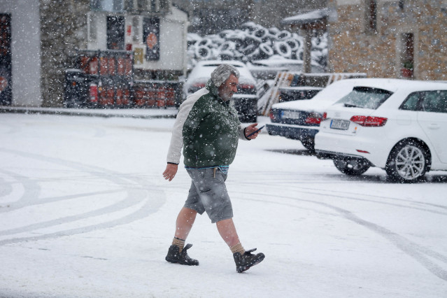 Un hombre con pantalón corto en una calle de Pedrafita do Cebreiro, a 5 de enero de 2024, en Pedrafita do Cebreiro, Lugo, Galicia.