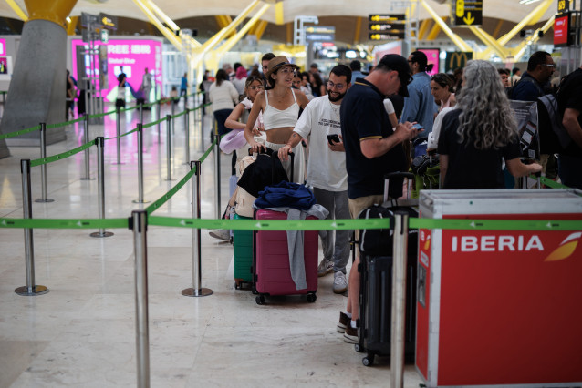 Archivo - Varias personas hacen cola en un estand de Iberia en la Terminal T4 del Aeropuerto Adolfo Suárez-Madrid Barajas, a 21 de junio de 2023, en Madrid.