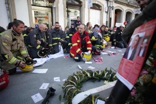 Archivo - Decenas de bomberos de los parques comarcales de Galicia durante la protesta por una mejora de las condiciones laborales, frente a la Diputación de Lugo, a 31 de octubre de 2023, en Lugo, Galicia.