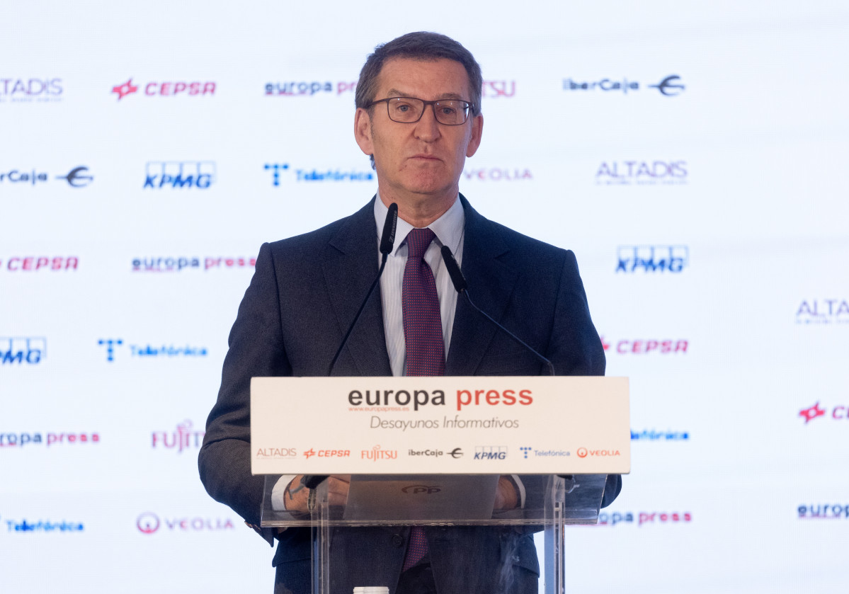 El líder del PP, Alberto Núñez Feijóo, presenta al candidato del PP a la Xunta de Galicia, durante un Desayuno Informativo de Europa Press, en el Hotel Rosewood Villa Magna, a 8 de enero de 2024, 