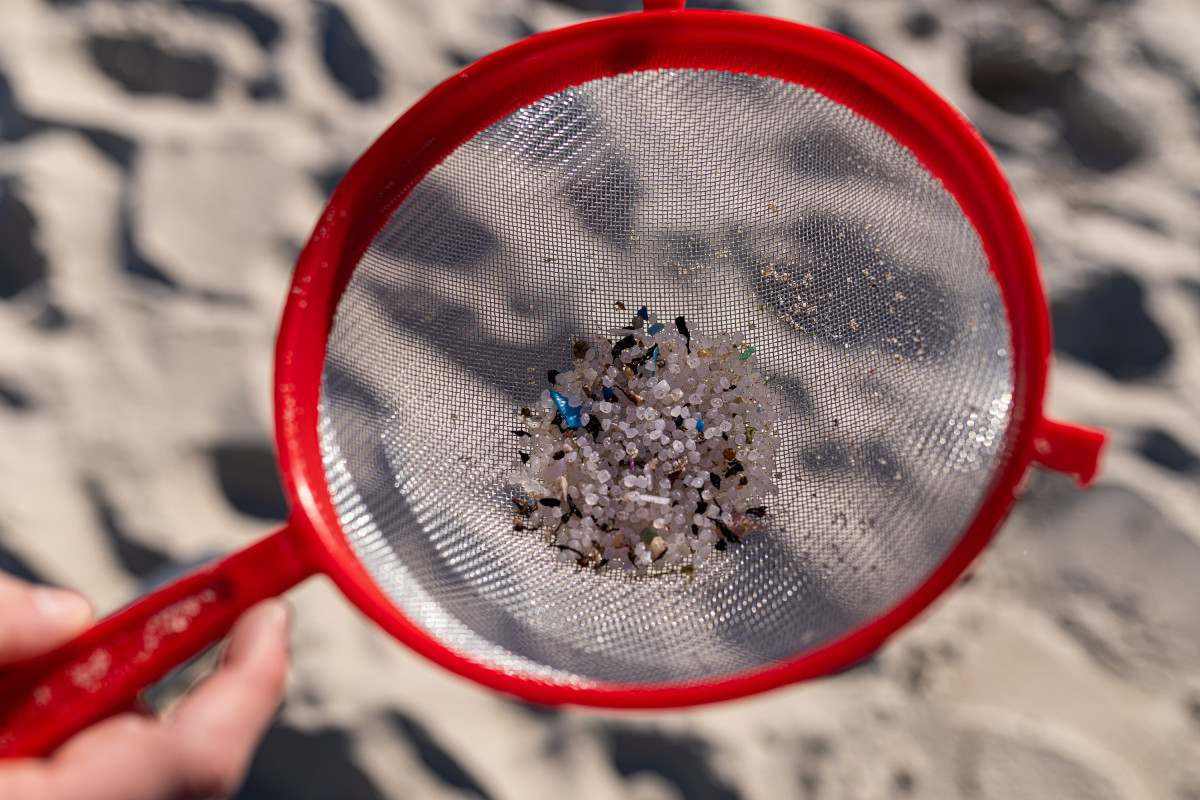 Voluntarios hacen una recogida de pellets de la arena, Galicia, a 7 de enero de 2024, en A Coruña, Galicia (España). Grandes cantidades de pellets de plásticos llevan apareciendo, desde el 13 de di
