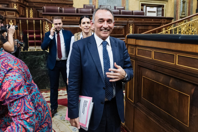 El secretario general del PCE en España, portavoz parlamentario de IU y diputado de Sumar, Enrique Santiago, a su llegada a un pleno en el Congreso de los Diputados, a 19 de diciembre de 2023, en Madrid (España).