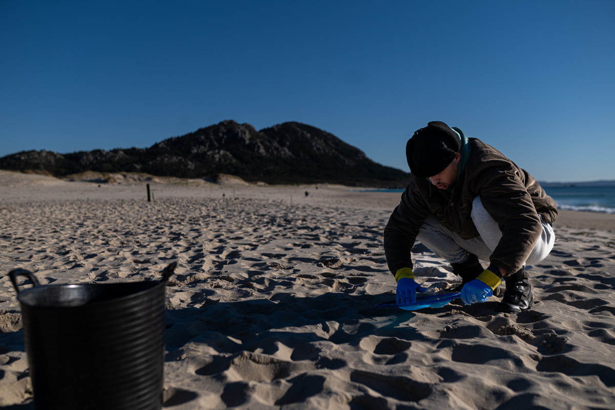 Voluntarios hacen una recogida de pellets de la arena, Galicia, a 7 de enero de 2024, en A Coruña, Galicia.