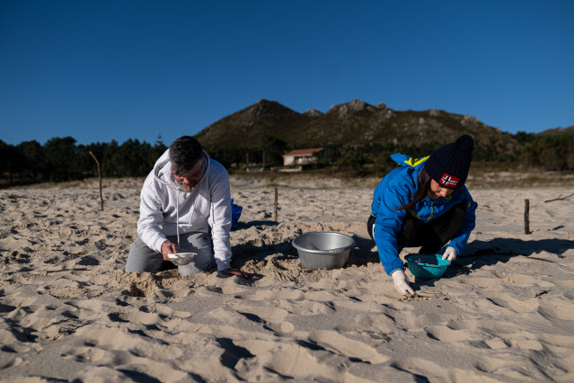 Voluntarios hacen una recogida de pellets de la arena, Galicia, a 7 de enero de 2024, en A Coruña, Galicia.