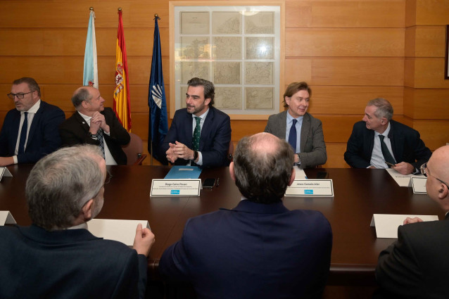 El vicepresidente primero de la Xunta, Diego Calvo, asiste en el rectorado coruñés a una reunión de la CRUSOE